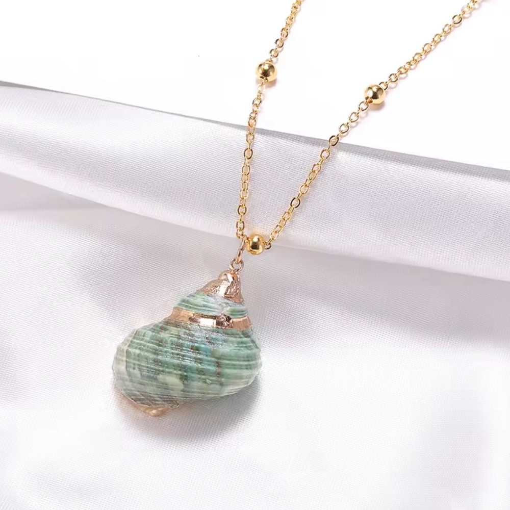 🫧Dainty Gold and Green Shell Pendant Necklace🫧